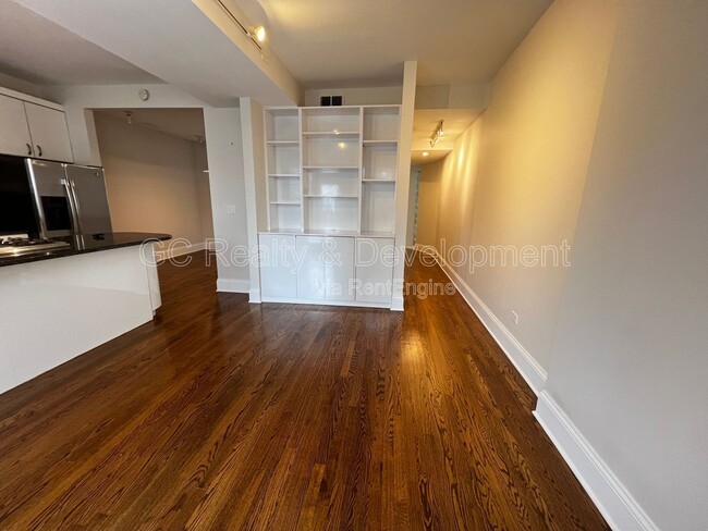 Building Photo - 1423 W Oakdale Ave