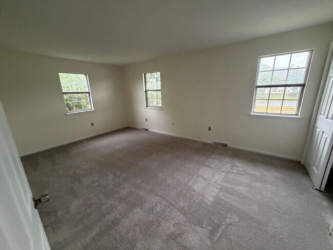 Building Photo - 3 Bedroom Townhouse Wilson School District