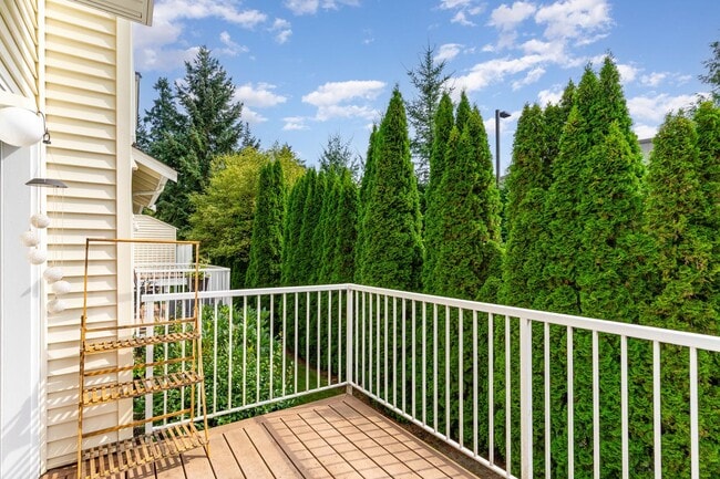 Building Photo - Available Now – Spacious 3-Bedroom Townhom...
