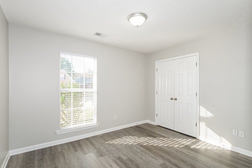 Building Photo - 5086 Jon Oak Dr