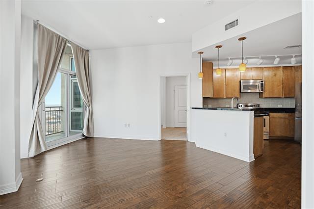 Building Photo - 500 Throckmorton St