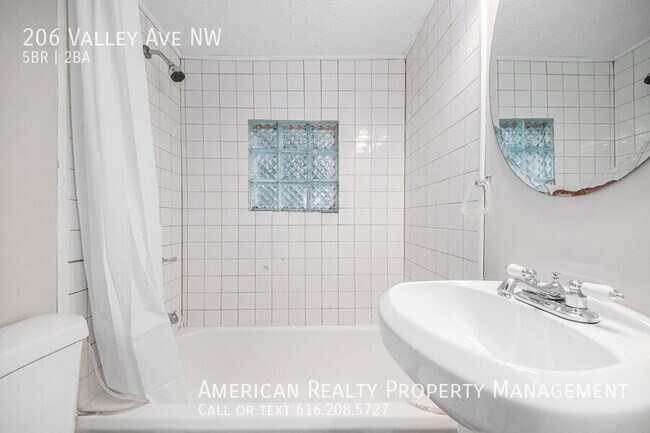 Building Photo - 206 Valley Ave NW