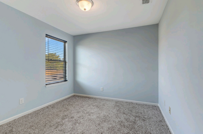 Building Photo - 6009 Ten Bears Way