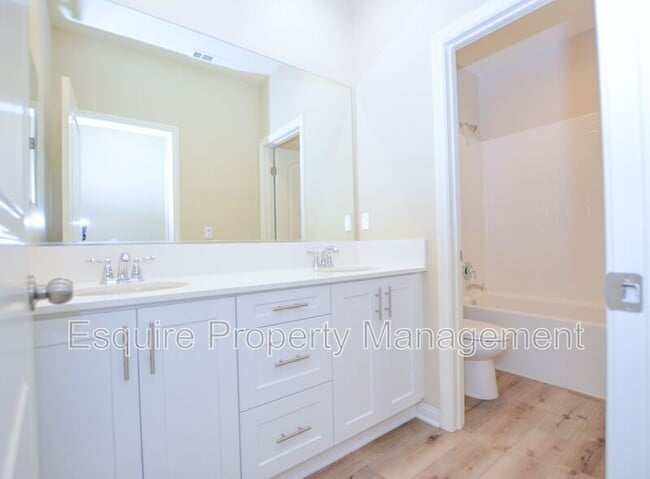 Building Photo - 2725 Navajo St