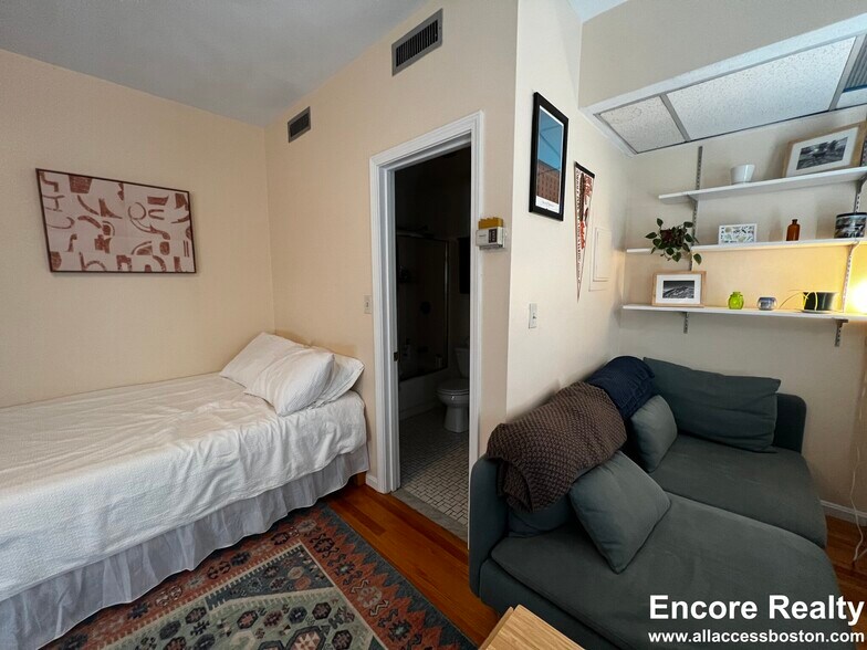 Building Photo - 32 Gordon St