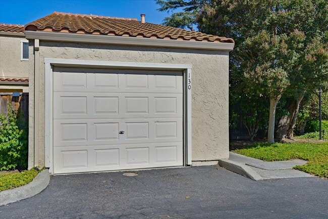 Building Photo - Great Home in Secure Complex