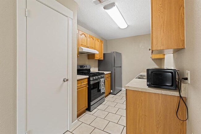 Building Photo - 906 Oleander Ln