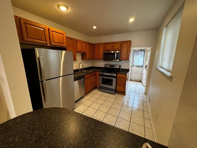 Building Photo - 2544 S Sartain St