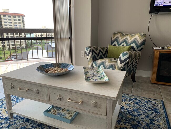 Living room - 690 Island Way