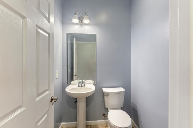 Building Photo - In Town Near The Bike Path