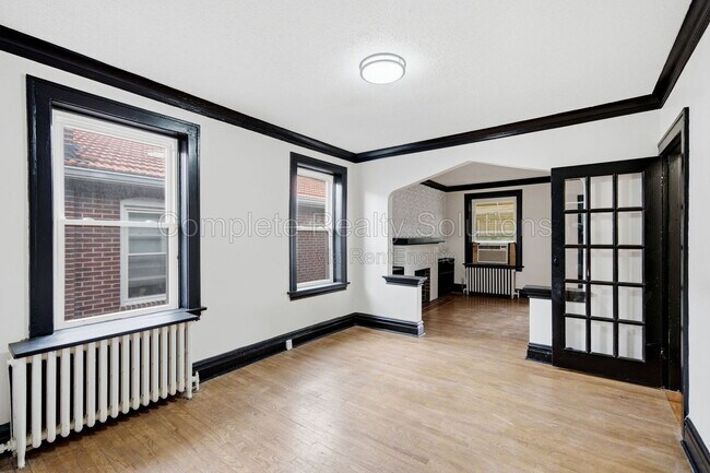 Building Photo - 5055 Lindenwood Ave