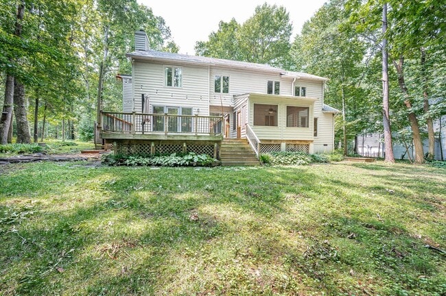 Building Photo - Exceptional Contemporary Features Privacy and a Scenic Back Yard.