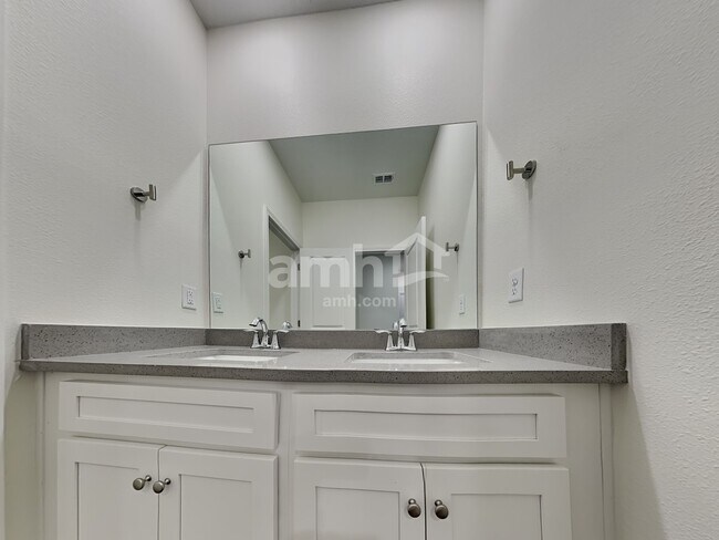 Building Photo - 42 Elcano Ln