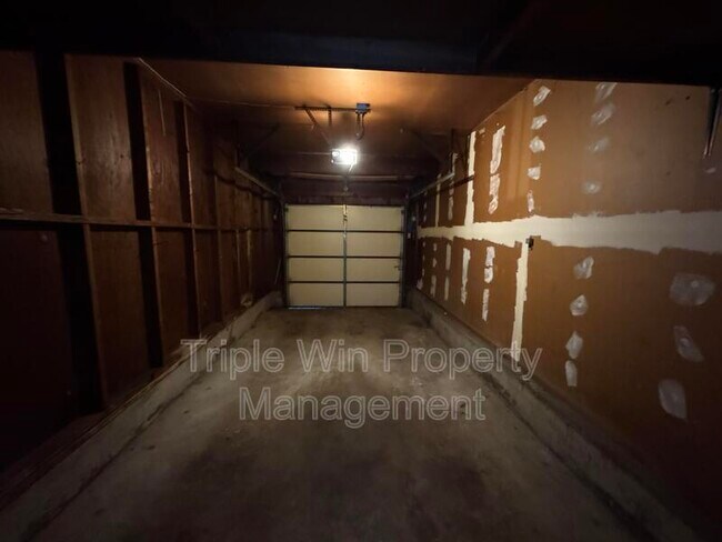 Building Photo - 10655 Hallwood Dr