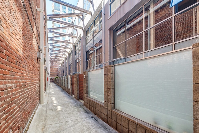 Building Photo - 650 Delancey St