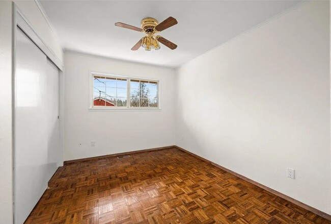 Building Photo - 419 Greenwood Dr