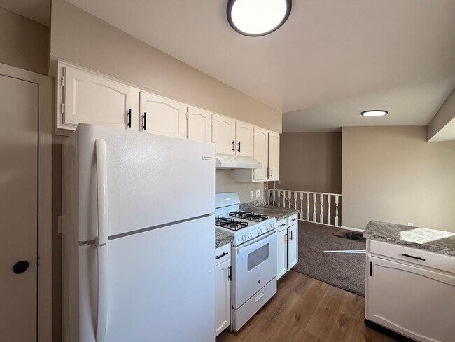 Building Photo - Rockford Schools! 4 Bedroom Duplex