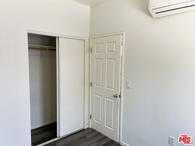 Building Photo - 1106 W 91st St