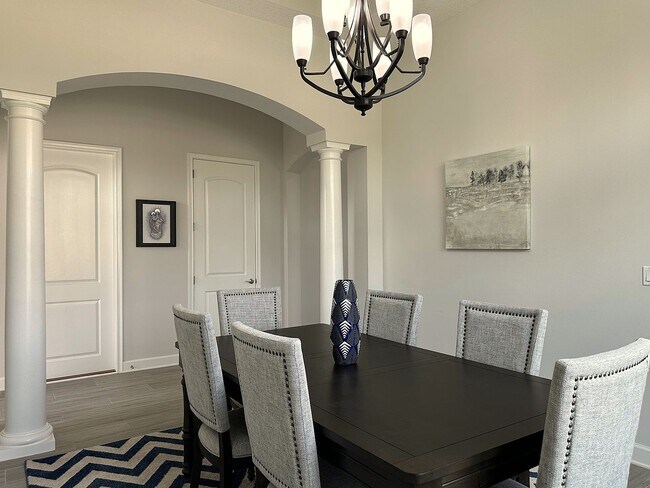 Building Photo - Fully Furnished, Stunning 4/4, Available I...