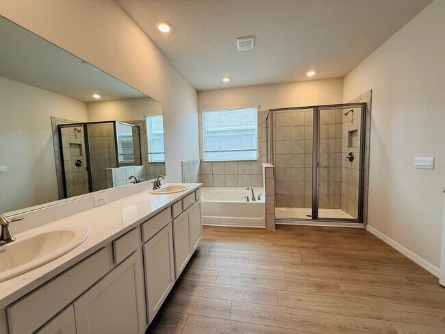 Building Photo - New built 4 bedroom 3 bath 3 car garage in Coddington Subdivision