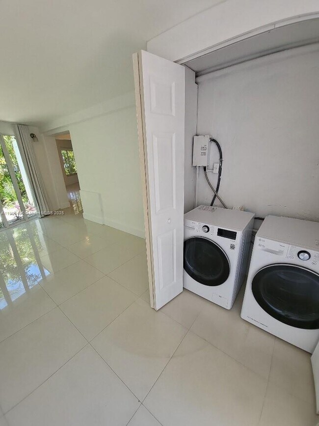 Building Photo - 7707 Hawthorne Ave