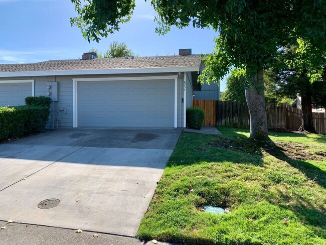 Building Photo - 2 bed 1.5 bath with a 2-car garage in Rocklin
