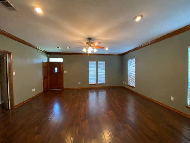 Building Photo - 3 Bedroom House located off Burbank near S...