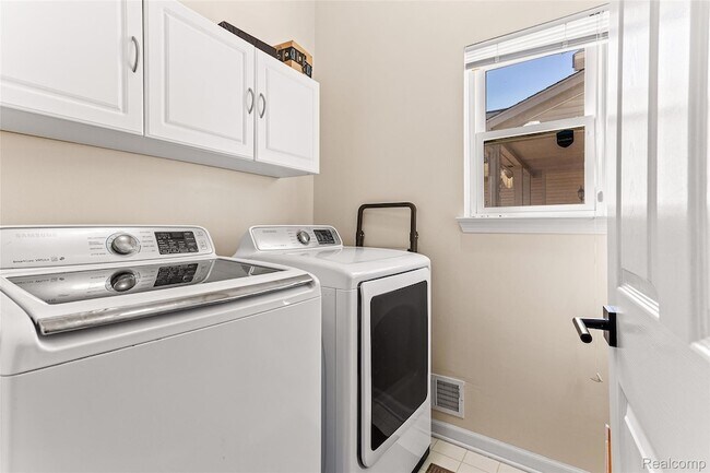 Building Photo - 1484 Chapleau Dr