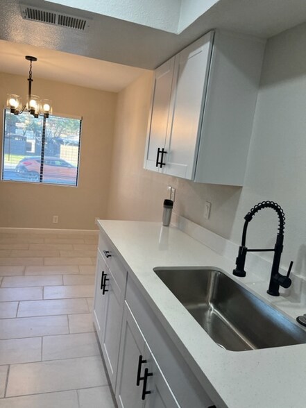 Building Photo - 286 W Palomino Dr