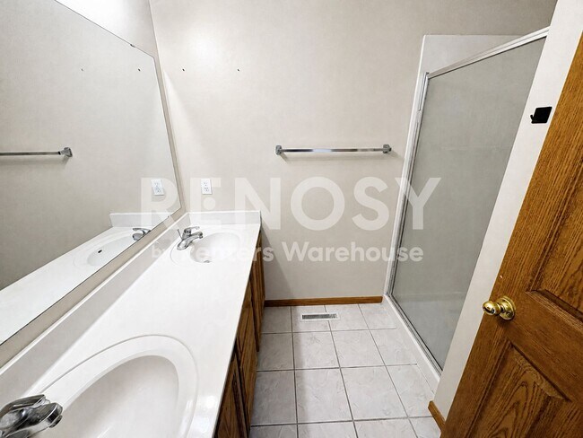 Building Photo - Available September 1st 3 Bedroom 3 Bath Single Family Home in Plymouth