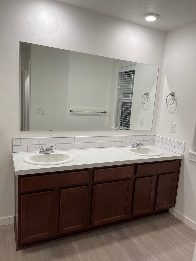 Master bathroom - 5757 E Bollo St