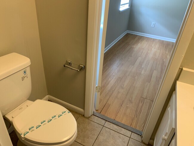 Building Photo - 812 Robin Hood Trail