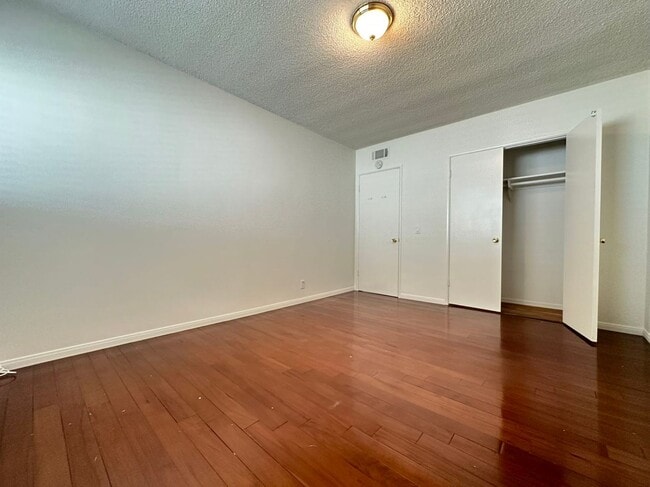 Building Photo - Three Bedrooms and Two Bathrooms