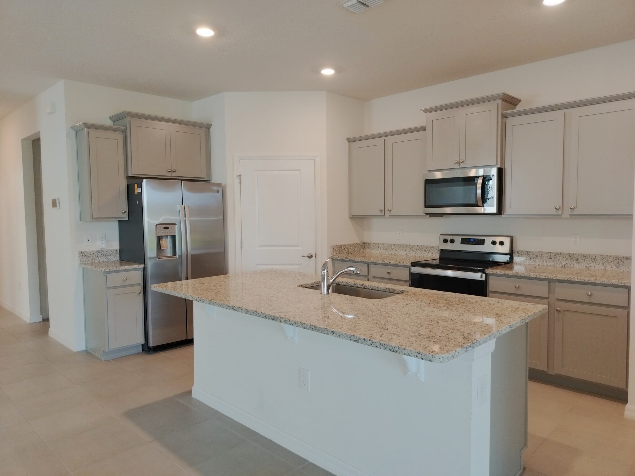 Building Photo - 5240 Sunshine Dr