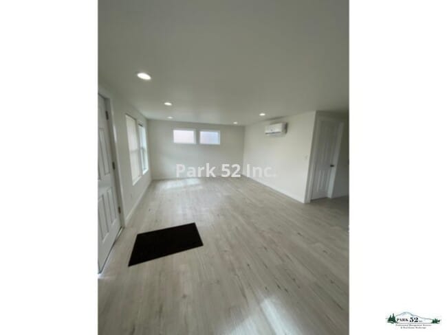 Building Photo - 6417 N Pine St