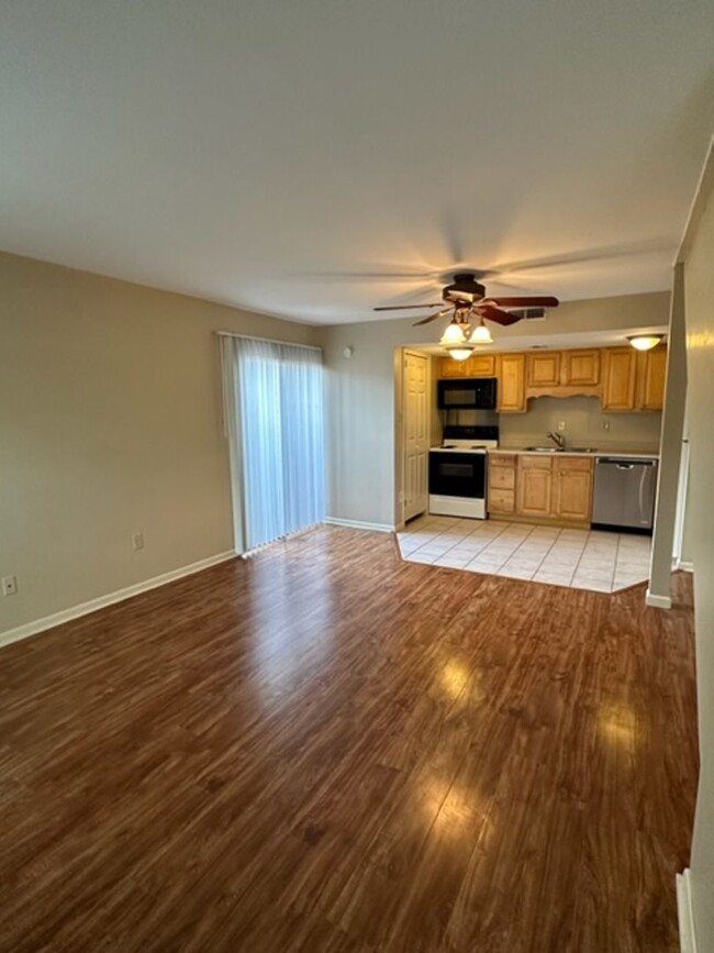 Building Photo - 1BD/1BA Townhouse located on the Germantow...