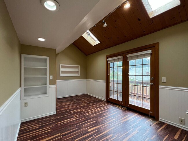 Building Photo - Outdoor Oasis: Charming 3 Bed 2 Bath House!