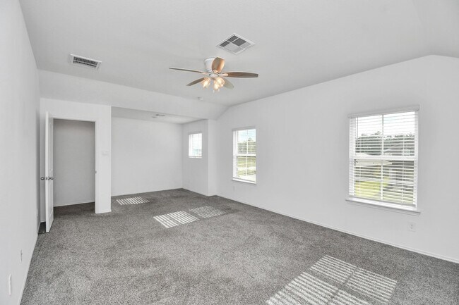 Building Photo - 5443 Pinetree Cres Ln