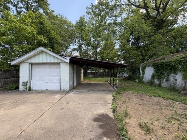 Building Photo - Pet-Friendly 3-Bedroom Home Near Downtown Akron Conveniences