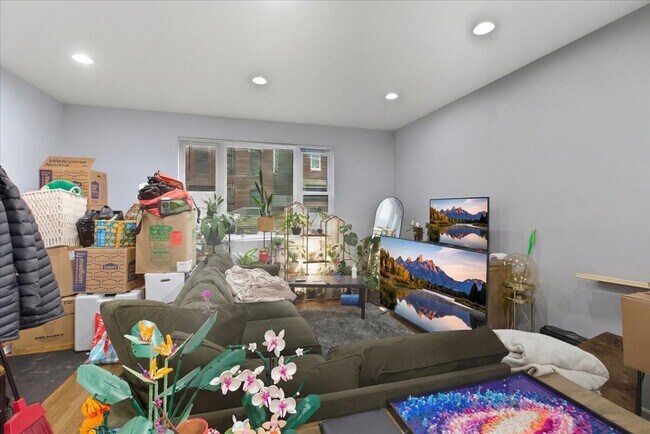 Building Photo - 518 N May St