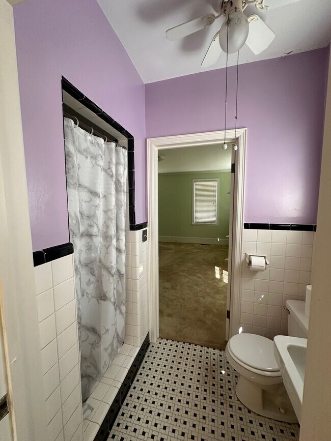 Building Photo - 3 Bed 2 Bath Brick Home with Fenced in Backyard and Additional Living Space