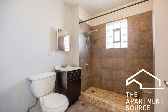 Building Photo - 2416 N Maplewood Ave