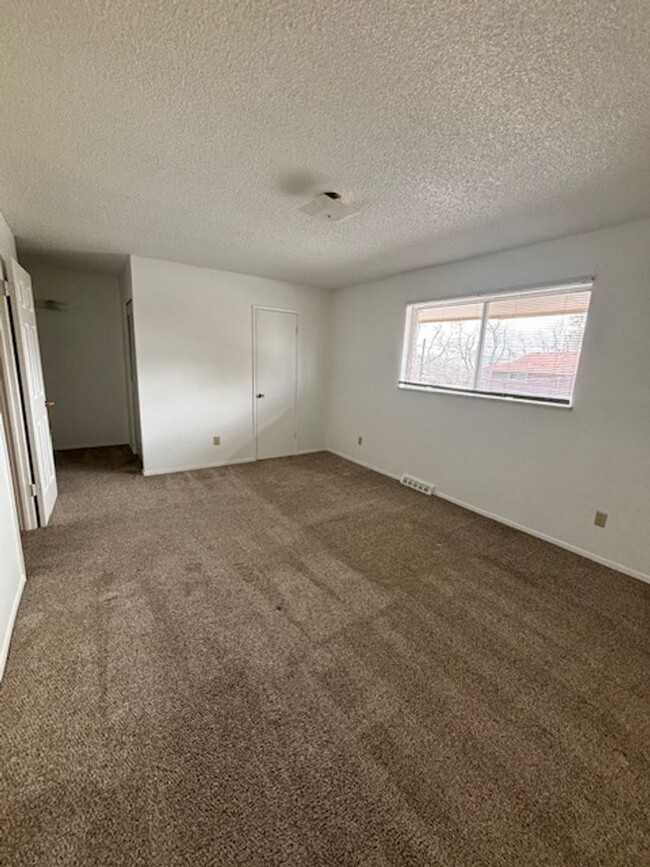 Building Photo - Updated 2 bd/3ba Townhome in Lakewood