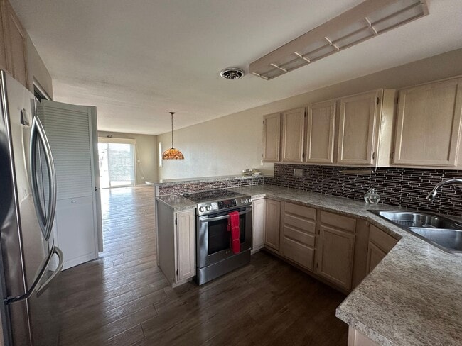 Building Photo - 2 Bed 2 Bath Waterfront Condo in Sandy Point