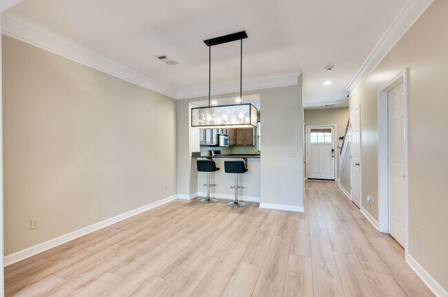 Building Photo - Awesome 2BE/2.5BA in the Pristine Park at ...