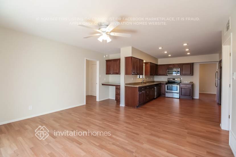 Building Photo - 2401 W Shady Glen Ave