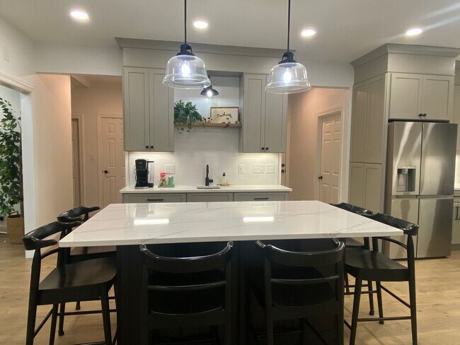 Building Photo - Beautiful Executive Style Home in the Stun...