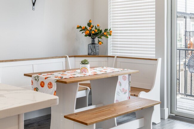 Building Photo - Flexible Lease Lengths! Furnished Southside Townhome