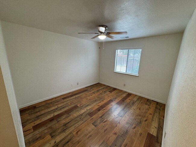 Building Photo - 1498 E Carolyn Ln