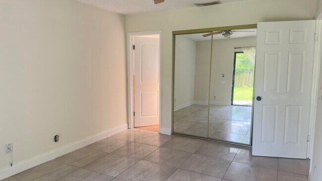 Building Photo - 1015 Staghorn St